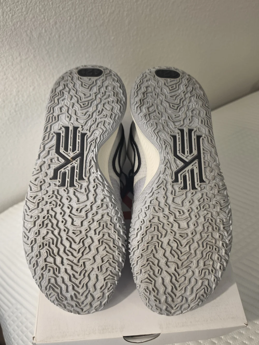 Nike Kyrie Low 4 - Size 9 - Picture 5 of 7